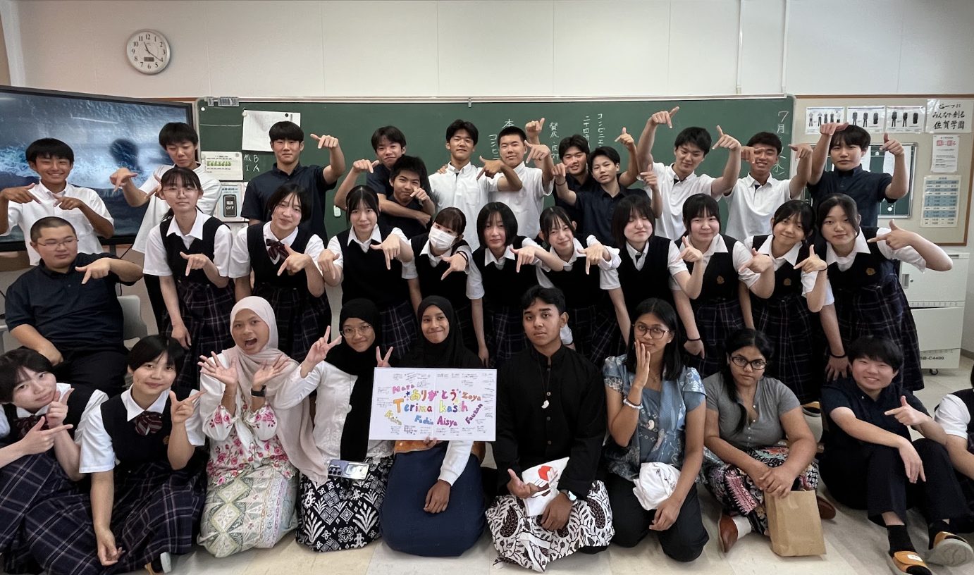 Siswa Indonesia dan Jepang bersama di dalam kelas