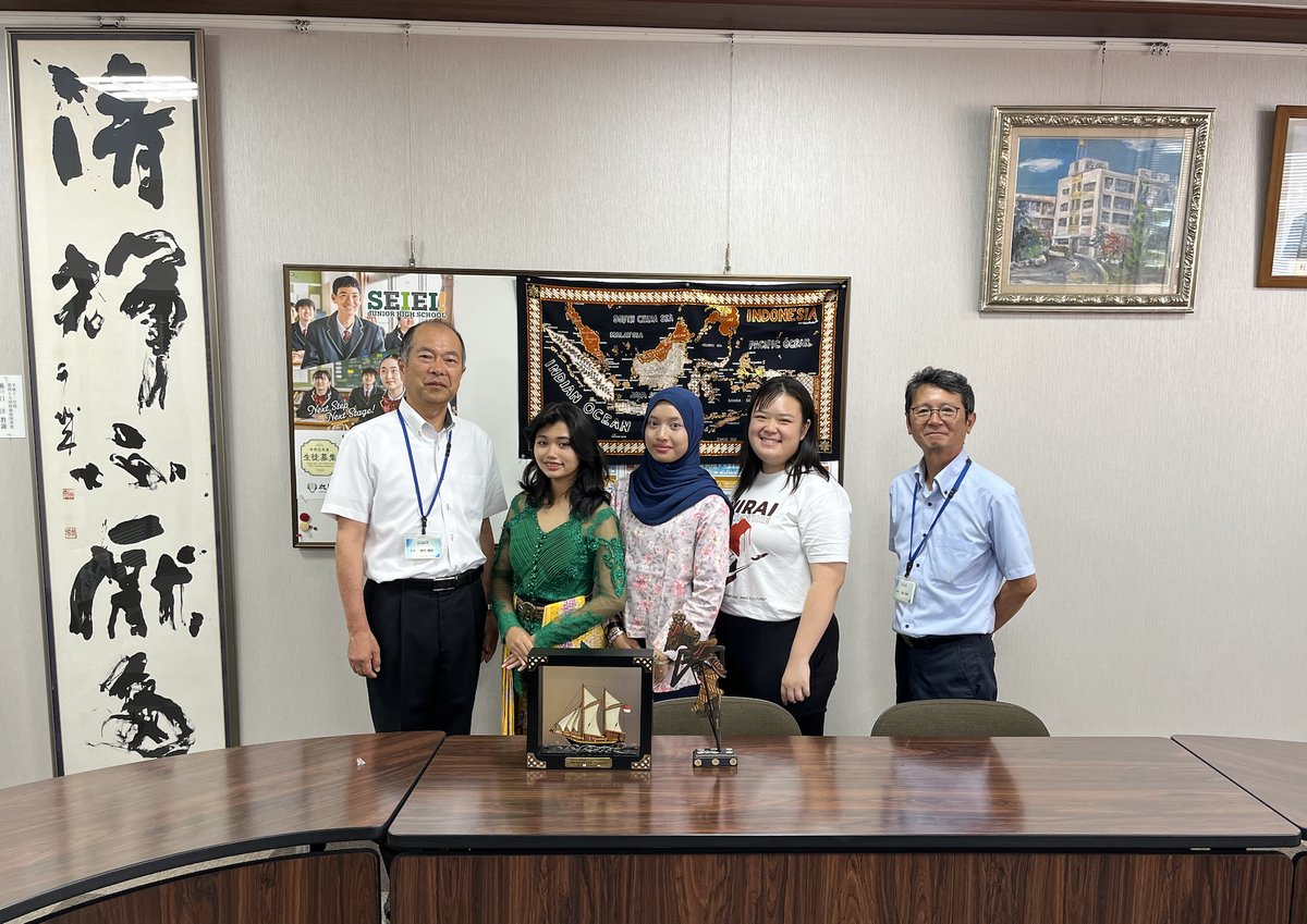 Siswa Angkatan 2 bersama staf Saga Gakuen