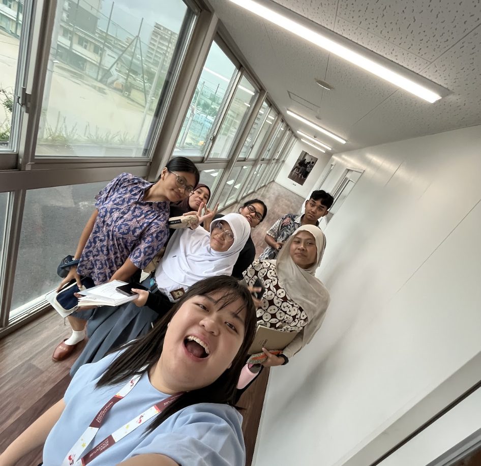 Siswa berjalan di koridor sekolah di Jepang